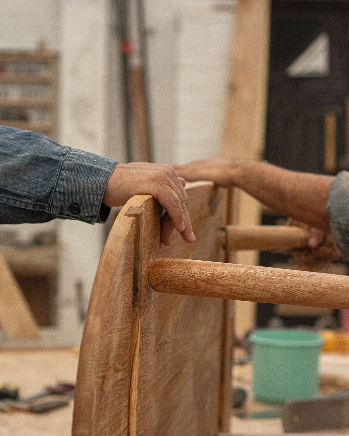 Manos del artesano trabajando la madera con cepillo